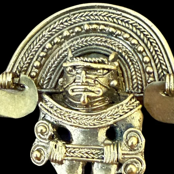 Pre-Columbian Tumbaga Cacique Chieftain With Flamboyant Headgear Scepter Pendant - Picture 3 of 4